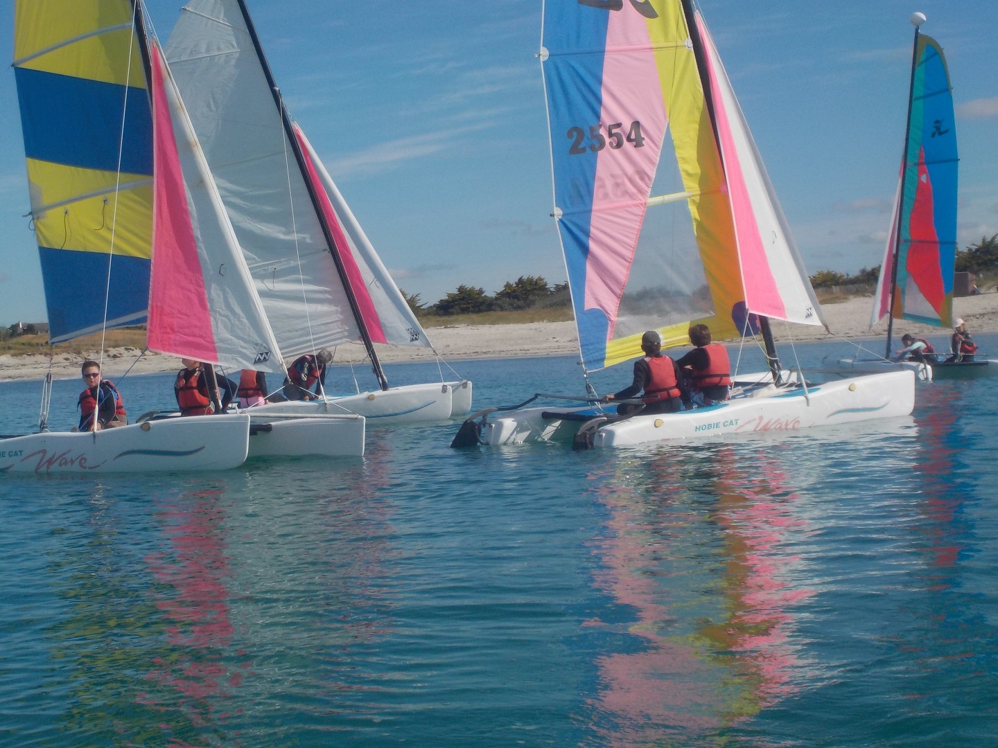 Les activités nautiques pour les 6ème : 2 cycles de natation à la piscine de Pont-L'Abbé   1 stage de voile en juin