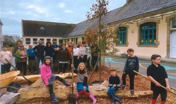 INVITATION  A  L'INAUGURATION  DE  LA  COUR  DE L'ECOLE JEAN  LE  BRUN